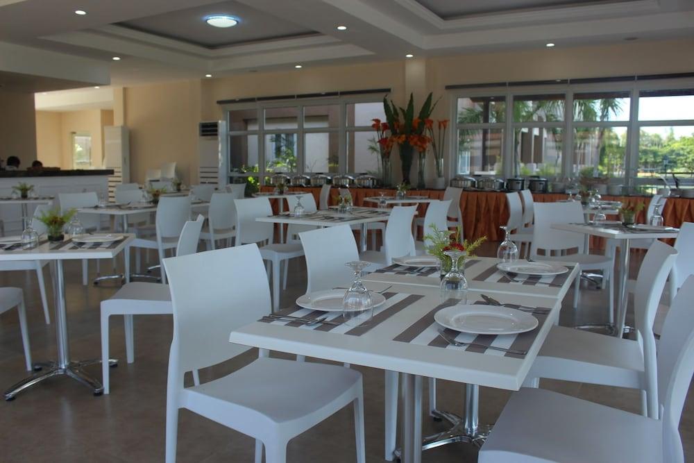 Sotogrande Iloilo Hotel Екстериор снимка